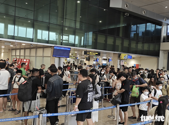 Holiday rush no longer overwhelms Ho Chi Minh City airport   - Ảnh 3.