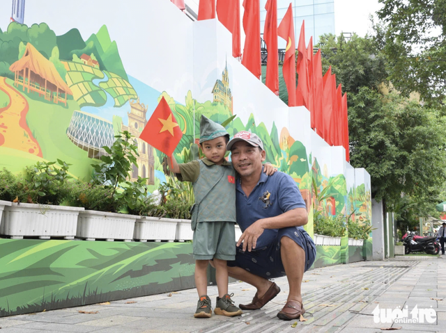 Ho Chi Minh City streets awash with national flags to celebrate 80th National Day - Ảnh 3.