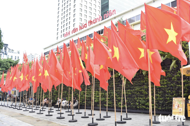 Ho Chi Minh City streets awash with national flags to celebrate 80th National Day - Ảnh 4.