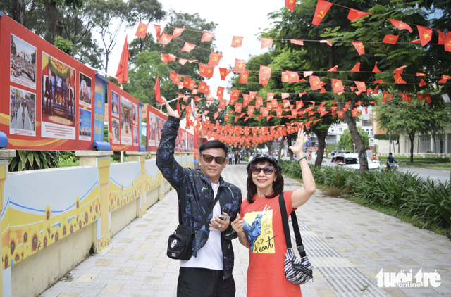 Ho Chi Minh City streets awash with national flags to celebrate 80th National Day - Ảnh 6.