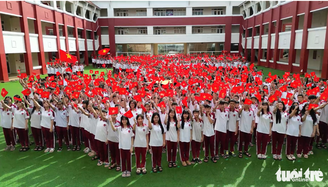 Over 1,800 students in Dak Lak form giant map of Vietnam to celebrate National Day - Ảnh 1.