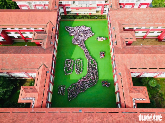 Over 1,800 students in Dak Lak form giant map of Vietnam to celebrate National Day - Ảnh 3.