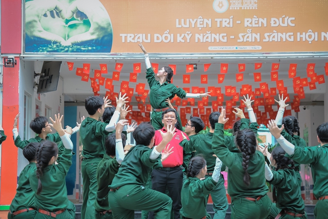 Teen lớp 12C3 Trường THCS – THPT Trí Đức hóa thân thành bộ đội hưởng ứng không khí Quốc khánh 2-9 - Ảnh 2.