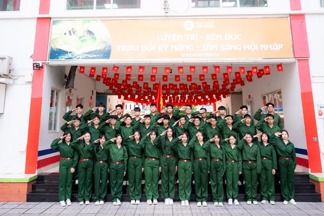Teen lớp 12C3 Trường THCS – THPT Trí Đức hóa thân thành bộ đội hưởng ứng không khí Quốc khánh 2-9 - Ảnh 1.