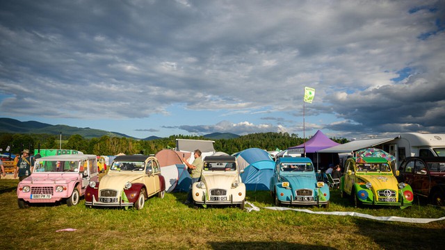 Citroen 2CV lovers gather in Slovenia to take the slow road- Ảnh 1. Citroen 2CV lovers gather in Slovenia to take the slow road- Ảnh 1.