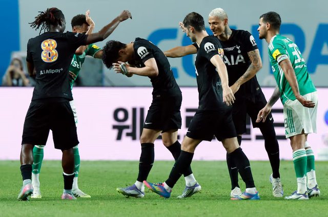 Tottenham's Son bids emotional farewell in S.Korea, Maddison suffers knee injury - Ảnh 1.