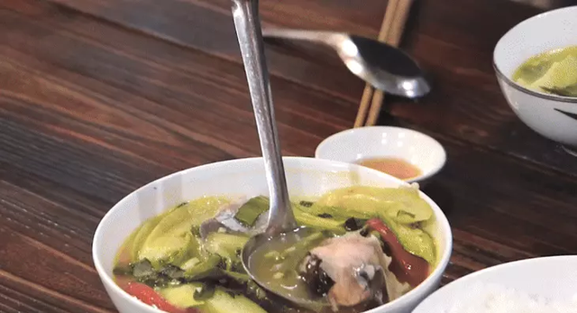S.Korean actor Jung Il Woo falls in love with Vietnam’s sour fish soup - Ảnh 1.