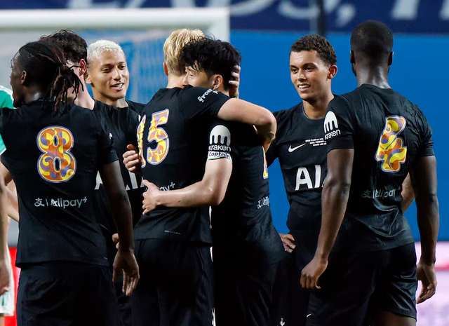 Tottenham's Son bids emotional farewell in S.Korea, Maddison suffers knee injury - Ảnh 2.