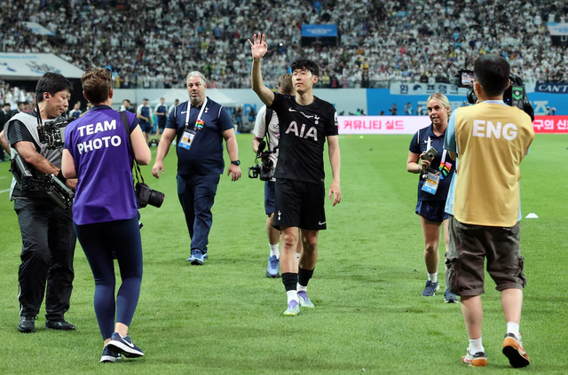 Tottenham's Son bids emotional farewell in S.Korea, Maddison suffers knee injury - Ảnh 3.
