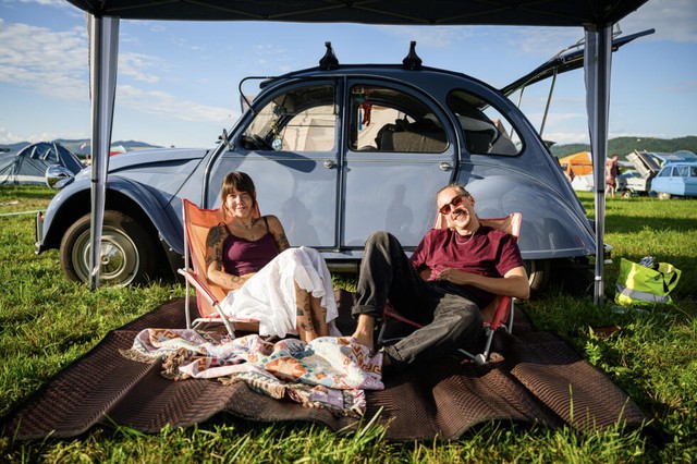 Citroen 2CV lovers gather in Slovenia to take the slow road- Ảnh 3. Citroen 2CV lovers gather in Slovenia to take the slow road- Ảnh 3.