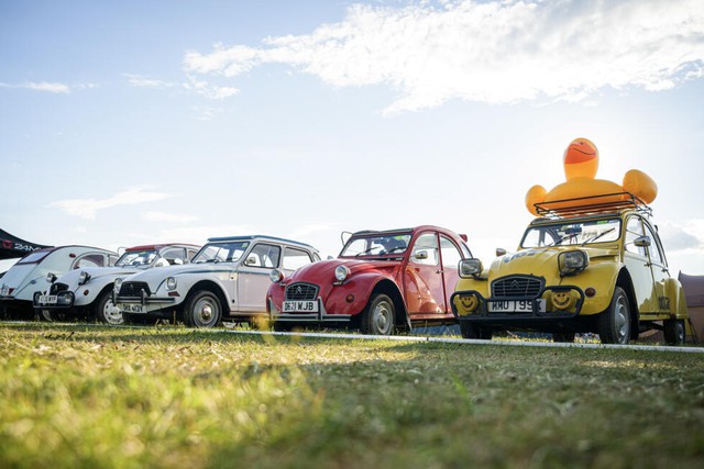 Citroen 2CV lovers gather in Slovenia to take the slow road- Ảnh 5. Citroen 2CV lovers gather in Slovenia to take the slow road- Ảnh 5.
