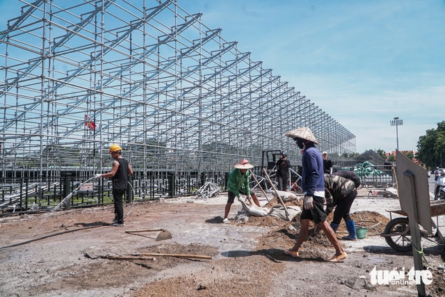 Hanoi workers endure 40°C heat as Ba Dinh Square upgrade project carries on- Ảnh 2.
