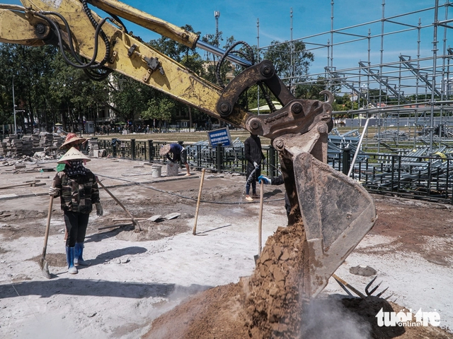 Hanoi workers endure 40°C heat as Ba Dinh Square upgrade project carries on- Ảnh 3.