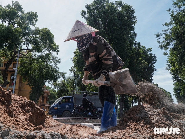 Hanoi workers endure 40°C heat as Ba Dinh Square upgrade project carries on- Ảnh 8.