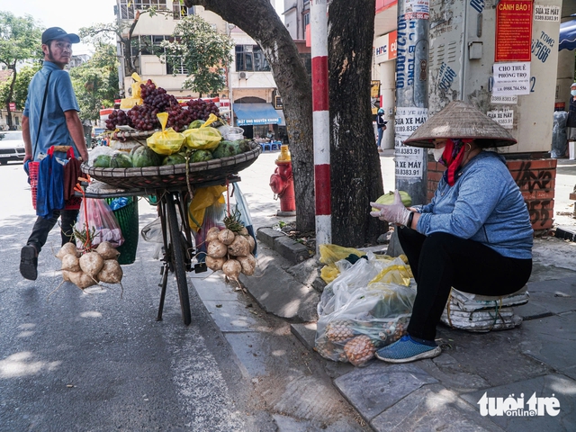 Hanoi workers endure 40°C heat as Ba Dinh Square upgrade project carries on- Ảnh 10.