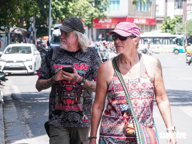 Hanoi workers endure 40°C heat as Ba Dinh Square upgrade project carries on- Ảnh 11.
