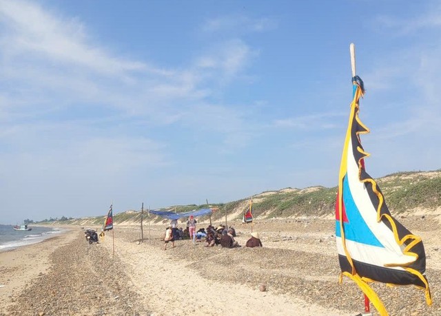 7-tonne whale washes ashore in Vietnam’s Lam Dong - Ảnh 2.