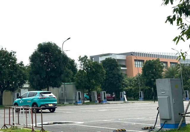 Many apartment buildings in Ho Chi Minh City start installing EV charging points
- Ảnh 4. Many apartment buildings in Ho Chi Minh City start installing EV charging points
- Ảnh 4.