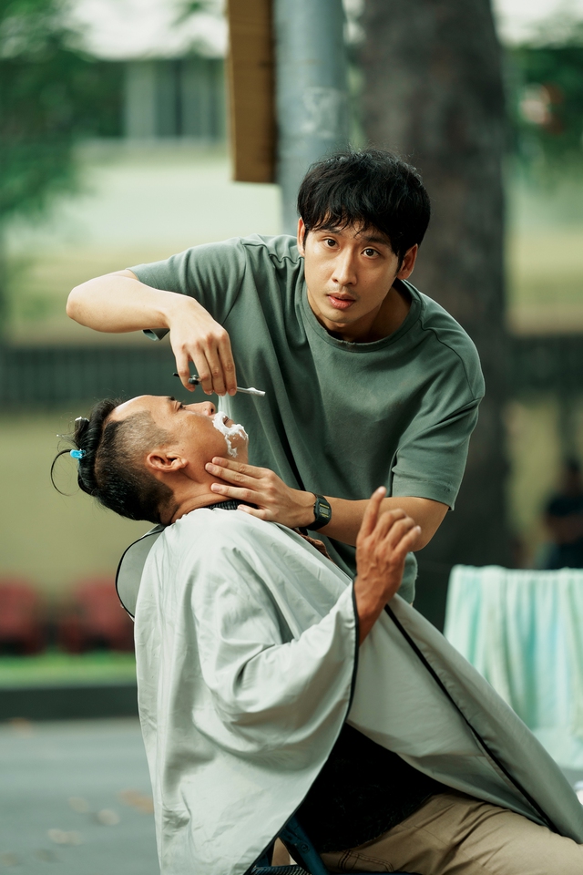 Có một Tuấn Trần rất khác trong Mang mẹ đi bỏ - Ảnh 1.