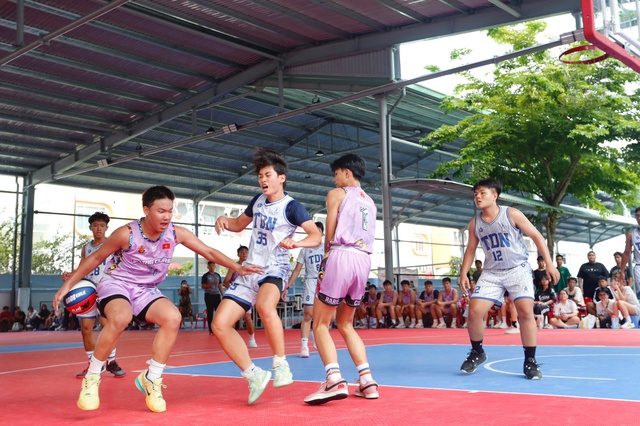 4 trường đầu tiên vượt qua vòng loại trực tiếp Giải bóng rổ học sinh TP.HCM- Ảnh 1.