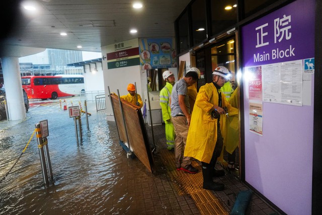 Hong Kong issues highest weather warning, as rains shut schools, courts and hospital wards- Ảnh 3. Hong Kong issues highest weather warning, as rains shut schools, courts and hospital wards- Ảnh 3.