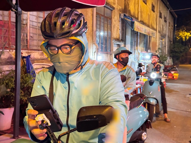 Ho Chi Minh City’s electric bike taxi riders juggle charging times and daily hustle- Ảnh 1. Ho Chi Minh City’s electric bike taxi riders juggle charging times and daily hustle- Ảnh 1.