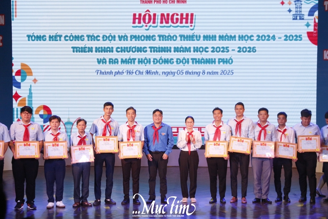 Chúc mừng 45 thầy cô thực hiện tốt phong trào Đọc và làm theo báo Đội- Ảnh 1.