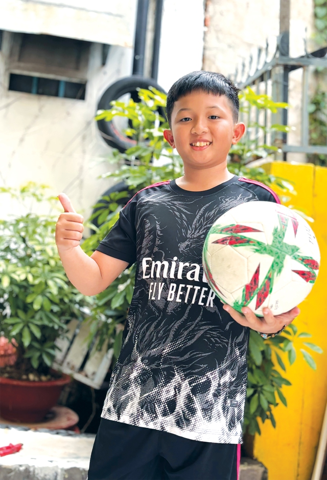 Đến Singapore, trải nghiệm thi đấu với học viện bóng đá Barcelona - Ảnh 1.