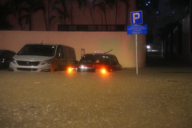 Hong Kong issues highest weather warning, as rains shut schools, courts and hospital wards- Ảnh 2. Hong Kong issues highest weather warning, as rains shut schools, courts and hospital wards- Ảnh 2.