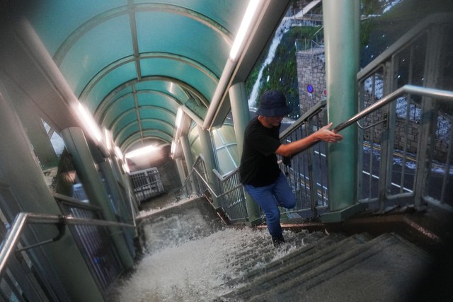 Hong Kong issues highest weather warning, as rains shut schools, courts and hospital wards- Ảnh 1. Hong Kong issues highest weather warning, as rains shut schools, courts and hospital wards- Ảnh 1.