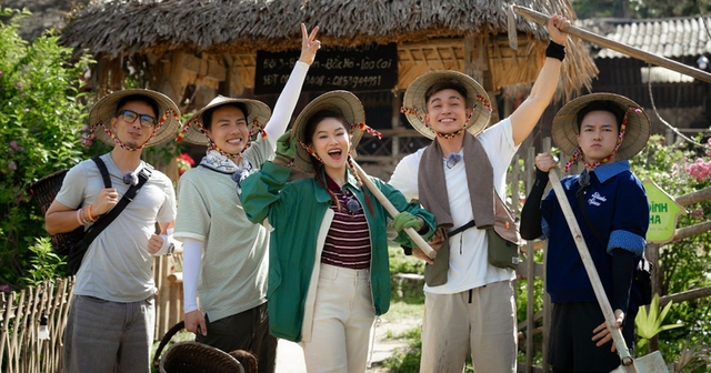 Gia đình Haha rủ nhau làm 'thành phố nở hoa' - Ảnh 1.