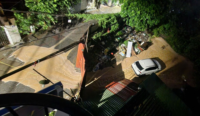 Foamy mud erupts again after heavy rain at excavation site of Hanoi metro- Ảnh 1.