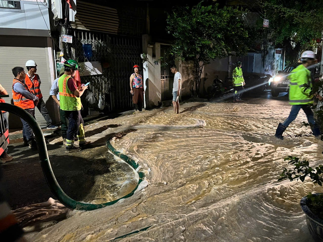 Foamy mud erupts again after heavy rain at excavation site of Hanoi metro- Ảnh 3.