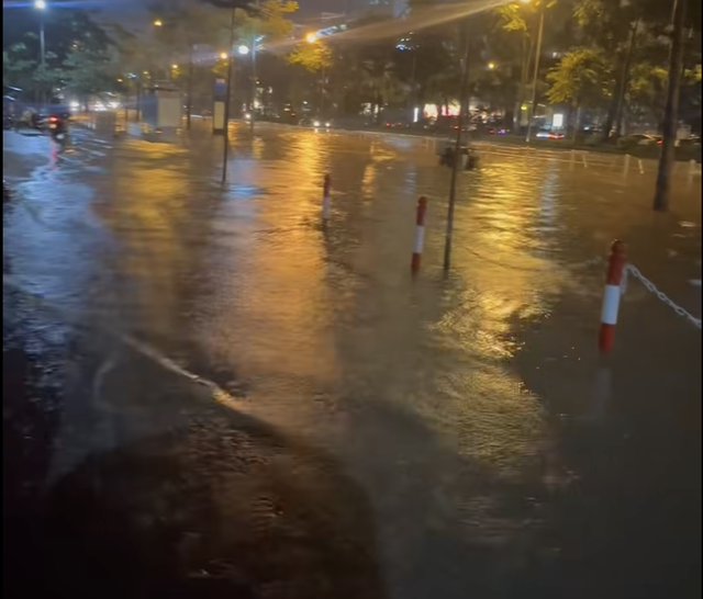 Torrential rain submerges Hanoi streets, causes traffic chaos- Ảnh 3.