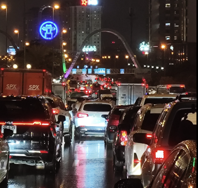 Torrential rain submerges Hanoi streets, causes traffic chaos- Ảnh 8.
