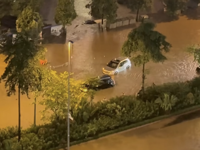 Torrential rain submerges Hanoi streets, causes traffic chaos- Ảnh 5.