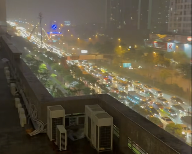 Torrential rain submerges Hanoi streets, causes traffic chaos- Ảnh 6.
