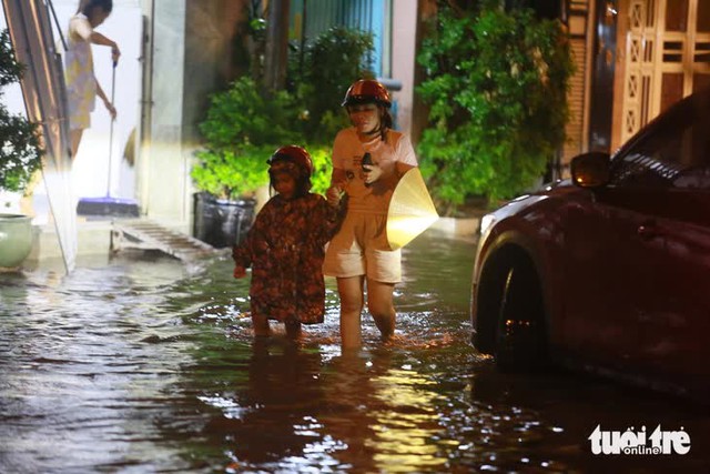 Heavy downpour causes widespread flooding, traffic chaos in Ho Chi Minh City- Ảnh 1.