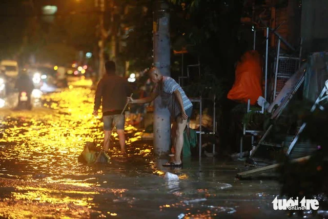 Heavy downpour causes widespread flooding, traffic chaos in Ho Chi Minh City- Ảnh 3.