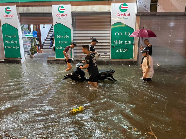Torrential rain submerges Hanoi streets, causes traffic chaos- Ảnh 2.