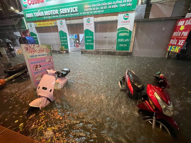 Torrential rain submerges Hanoi streets, causes traffic chaos- Ảnh 1.