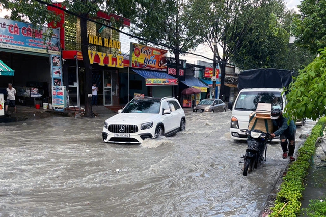 Intense rainfall floods southern Vietnamese province after scorching days- Ảnh 1.