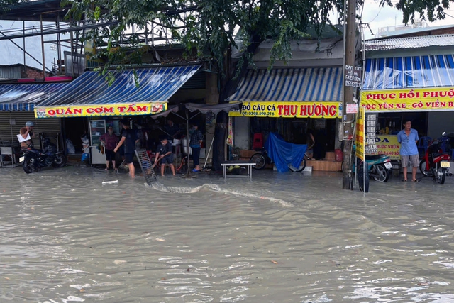Intense rainfall floods southern Vietnamese province after scorching days- Ảnh 2.