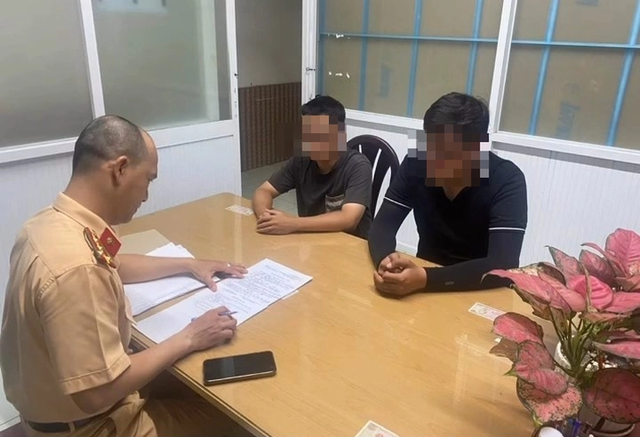 Man popping wheelie on scooter in Ho Chi Minh City has vehicle confiscated- Ảnh 1. Man popping wheelie on scooter in Ho Chi Minh City has vehicle confiscated- Ảnh 1.