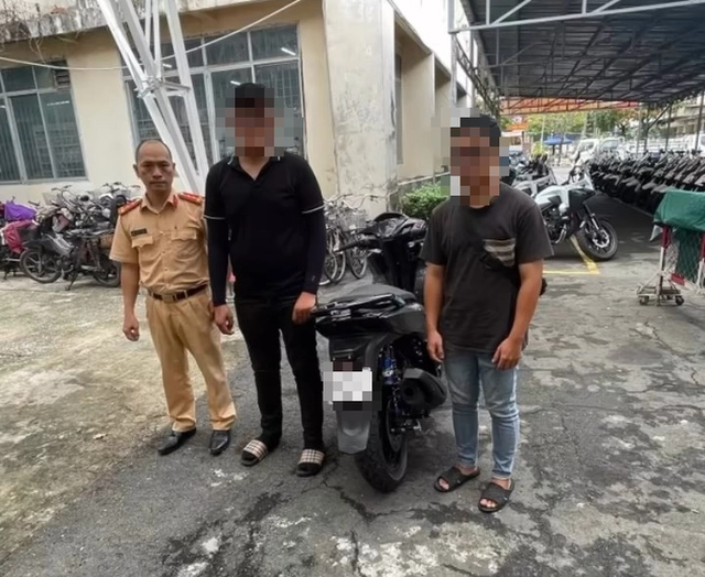 Man popping wheelie on scooter in Ho Chi Minh City has vehicle confiscated- Ảnh 2. Man popping wheelie on scooter in Ho Chi Minh City has vehicle confiscated- Ảnh 2.