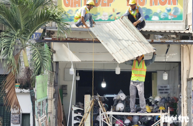 52 sidewalk-encroaching structures dismantled in Ho Chi Minh City
- Ảnh 2.
