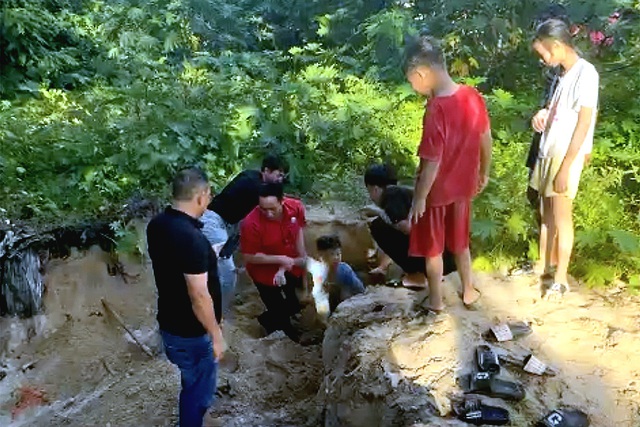 Taxi driver, tourists dig boy out of sand collapse in Ho Chi Minh City - Ảnh 1.