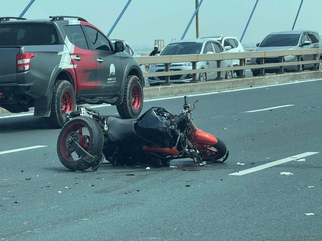 Foreign motorcyclist dies in 3-vehicle crash in Hanoi- Ảnh 1.
