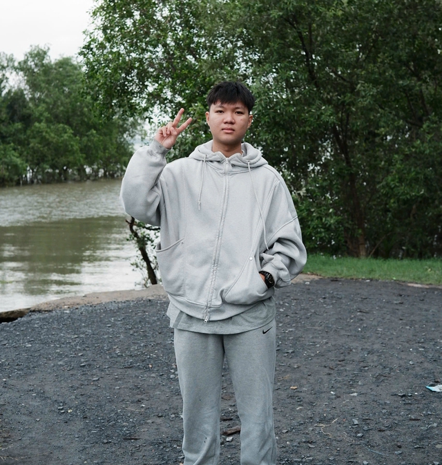 Vì sao hoodie xám là áo chống nắng hot trend của teen miền Nam lúc này?- Ảnh 5.