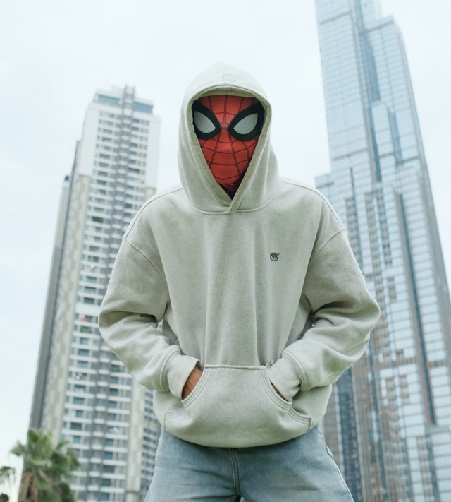 Vì sao hoodie xám là áo chống nắng hot trend của teen miền Nam lúc này?- Ảnh 6.